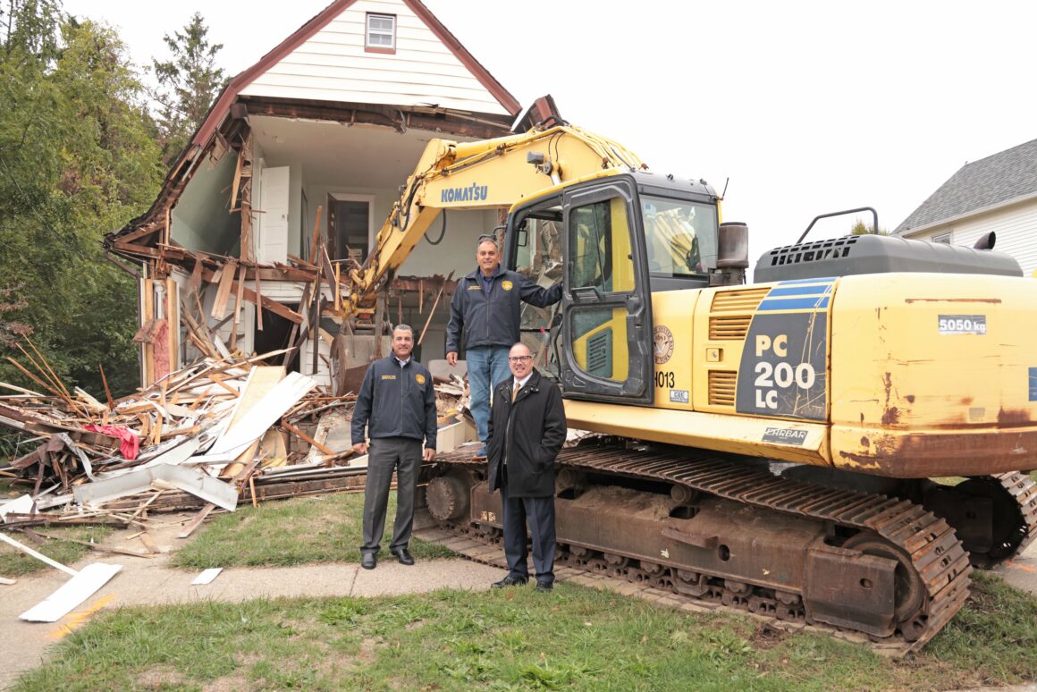 Town Demolishes Abandoned Zombie Home in Hicksville