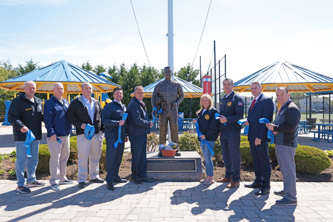Town and Police Officials Launch ‘Back the Blue’ Ribbon Campaign